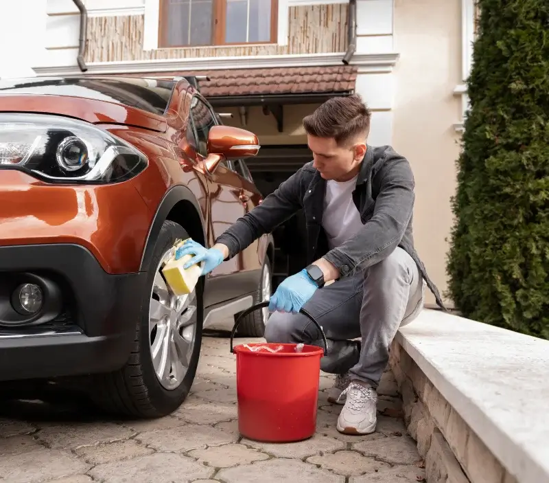 Lavage auto à domicile Cornier : professionnel intervenant sur un véhicule